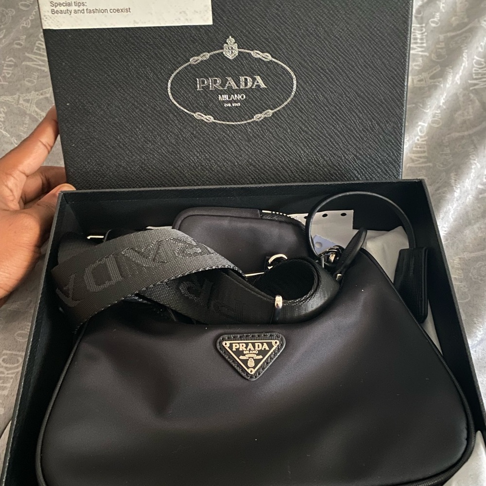 Comes with bag and original box also comes with receipts and proof of purchase
